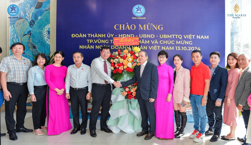 Ông Trần Đình Khoa - Ủy viên Ban thường vụ tỉnh ủy, Bí thư Thành ủy TP Vũng Tàu tặng hoa chúc mừng ban lãnh đạo TDG Group.