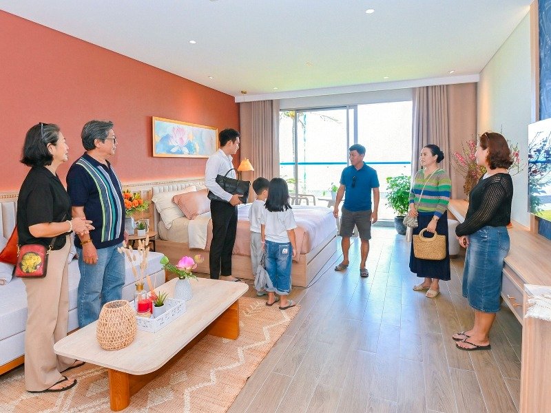 Khách hàng ngỡ lạc bước giữa Gallery nghệ thuật, khơi gợi cảm giác được về nhà tại Oriana Complex